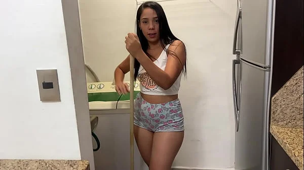 Encuentro a mi Hermosa Madrastra Lavando y limpiando me quede para Verle Su Gran Culo